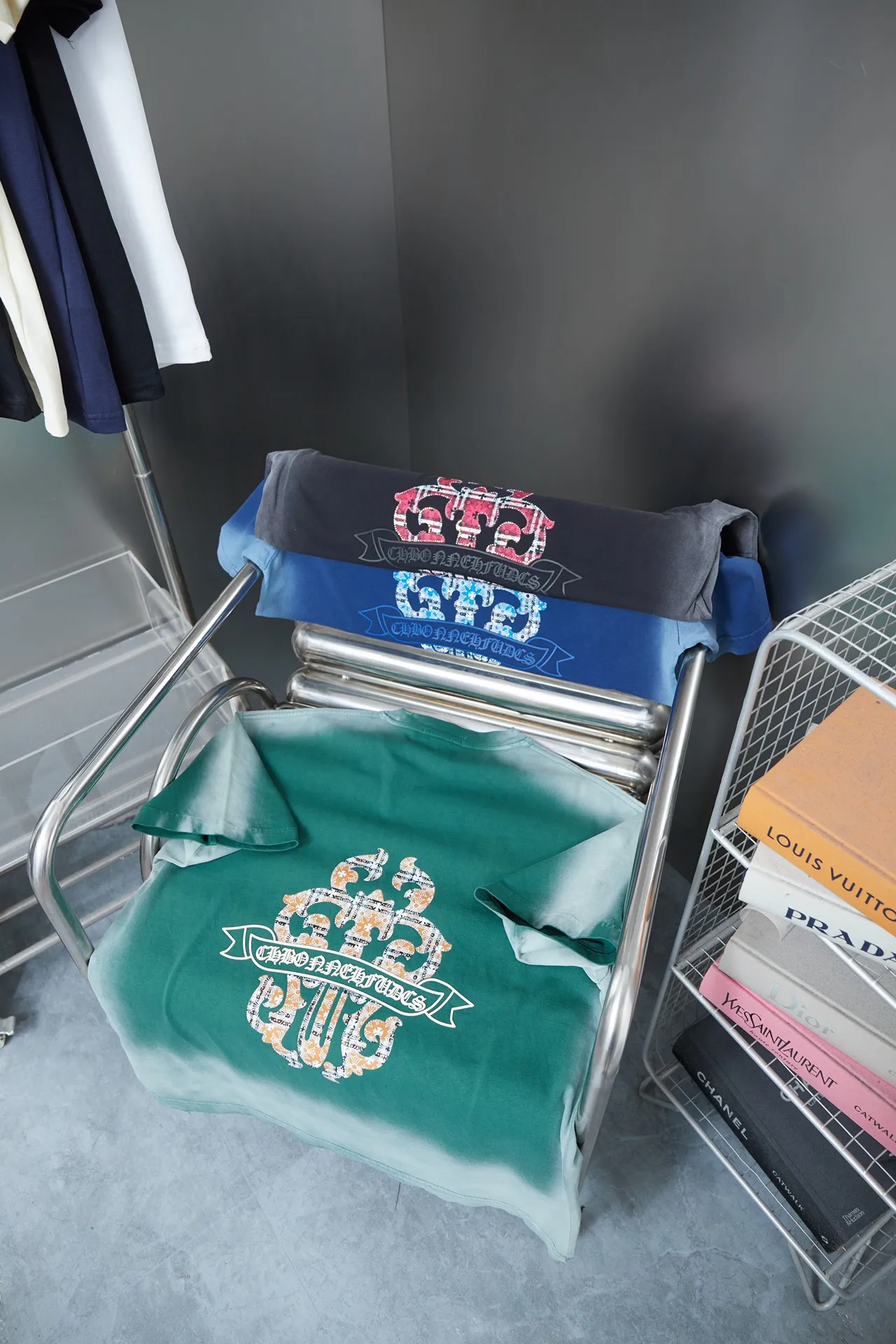 🅿️210 Ch*ome Hearte 25SS early spring new style, short-sleeved with Kro heart logo and rhinestones, light luxury, essential item for daily commuting for men and women, correct version, welcome to compare, detailed features · 320g 100% pure cotton double yarn jersey fabric · Custom dyed in the same vat, special thickened 32 pieces double-strand 1X1 thread · Digital direct printing ➕Australian imported pearlescent diamonds ➕Thick three-dimensional letter logo · Ready-made garments are dyed, then faded and fried with snowflakes, then washed to make them look old. · Common washing improves the effect. · Double-needle stitching and seam-crossing process. · Original main mark, washed tag, branded moisture-proof paper packaging. Color: black/blue/green. Size: S/M/L/XL.